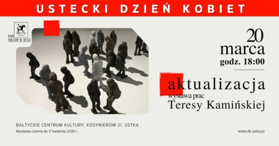 Plakat promujący Ustecki Dzień Kobiet w Domu Kultury w Ustce. Na jasnym tle widnieje zdjęcie instalacji rzeźbiarskiej przedstawiającej kilkanaście niewielkich, uproszczonych postaci ludzkich ustawionych w grupie, o wydłużonych sylwetkach i opuszczonych głowach. U góry czerwony pasek z napisem „Ustecki Dzień Kobiet”. Po prawej stronie duży tekst informuje: „20 marca, godz. 18:00” oraz „aktualizacja – wystawa prac Teresy Kamińskiej”. Na dole podano miejsce wydarzenia: Bałtyckie Centrum Kultury, ul. Kosynierów 21, Ustka, oraz informację, że wystawa czynna do 17 kwietnia 2026 r.