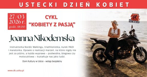 Plakat wydarzenia „Ustecki Dzień Kobiet” – spotkanie z cyklu „Kobiety z pasją” z Joanną Nikodemską, 27 marca 2026 r. o godz. 18:00 w Domu Kultury w Ustce (wstęp bezpłatny). Po prawej stronie kobieta stoi przy motocyklu na tle morza.