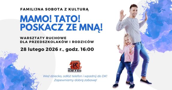 Plakat promujący wydarzenie „Familijna Sobota z Kulturą” w Domu Kultury w Ustce. Po lewej stronie duży niebieski napis: „Mamo! Tato! Poskacz ze mną!”, poniżej informacja: 28 lutego 2026 r., godz. 16:00. Na plakacie widoczny uśmiechnięty tata i mała dziewczynka w dynamicznej pozie, jakby tańczyli lub podskakiwali. W dolnej części informacje: ruchowe warsztaty dla przedszkolaków i rodziców. Całość utrzymana w jasnej kolorystyce z niebieskimi akcentami i plamami farby w tle.