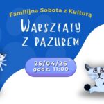 Na niebieskim i białym tle białe koty z gliny w czarne paski. Na środku fioletowy kształt z datą i godziną.