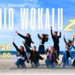 Na plaży, na tle niebieskiego nieba, grupa młodzieży wyskakuje w górę. U góry biały napis "studio wokalu" i żółty żyj