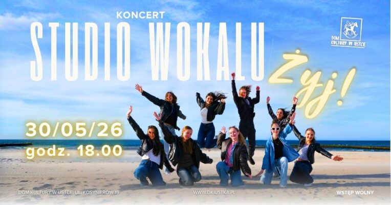 Na plaży, na tle niebieskiego nieba, grupa młodzieży wyskakuje w górę. U góry biały napis "studio wokalu" i żółty żyj