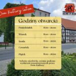 W tle budynek domu kultury, na żółtym tle podane godziny otwarcia DK latem, po lewej u góry na czerwonym tle napis, po prawej logo DK
