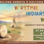 Po lewej stronie ilustracja przedstawiająca kij deszczowy i bęben - instrumenty indiańskie, w tle preria i tipi. Po prawej kolorowe napisy "w rytmie indiańskiej wioski" i na zielonym tle data i opis