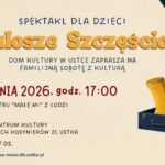 Po prawej stronie z granatowej walizki wystają żółte kalosze, beżowe tło, po prawej i lewej granatowe kurtyny teatralne