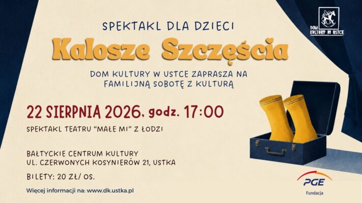 Po prawej stronie z granatowej walizki wystają żółte kalosze, beżowe tło, po prawej i lewej granatowe kurtyny teatralne