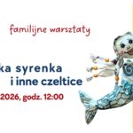 Po prawej stronie materiałowa pacynka syrenka na żółtym tle. Po lewej stronie granatowe i czerwone napisy. W lewym górnym rogu logo Domu Kultury